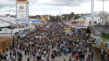 Üstten Görünüm Oktoberfest Merkezi sokakta insanların kalabalık üzerinde. Bavyera, Almanya