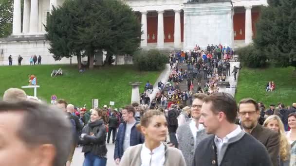 Skara människor vandrar längs gatan för ölfestivalen Oktoberfest. Bayern, Tyskland — Stockvideo