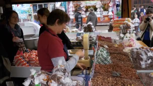 Nő eladó egy sátorban, az élelmiszer-vásárlók, az Oktoberfest fesztivál beszél. München, Németország — Stock videók
