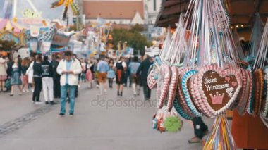 Geleneksel renkli Gingerbread kalp şeklinde Oktoberfest Festival, Bavyera, Almanya