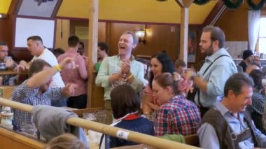 Oktoberfest kutlamaları büyük bira barda. Bavyera, Almanya
