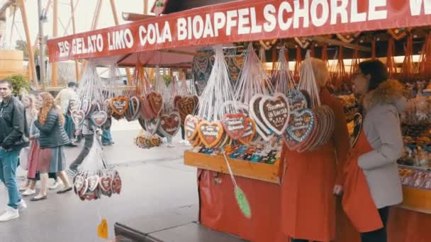 Pan de jengibre tradicional en forma de corazón en el Oktoberfest Festival, Baviera, Alemania — Vídeo de stock