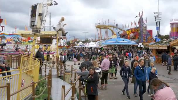 Tłum ludzi spacerujących wzdłuż centralnej ulicy odbywa się festiwal Oktoberfest. Bawaria, Niemcy — Wideo stockowe