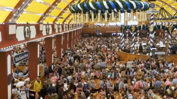 Obchody Oktoberfest w dużym namiocie piwnym. Bawaria, Niemcy — Wideo stockowe