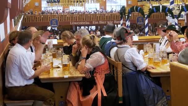 Büyük bira çadırda Oktoberfest kutlamaları. Bavyera, Almanya — Stok video