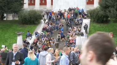 İnsan kalabalığı basamaklarda yakınındaki Bavyera heykeli yürüme. Oktoberfest festival alanı. Almanya
