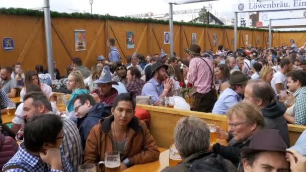 Празднование Октоберфеста в большом пивном баре на улице. Бавария, Германия — стоковое видео