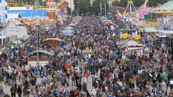 Widok z góry na tłum ludzi na centralnej ulicy w Oktoberfest. Bawaria, Niemcy — Wideo stockowe