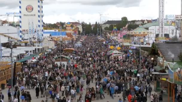 Blick von oben auf die Menschenmenge auf der zentralen Straße beim Oktoberfest. Bayern, Deutschland — Stockvideo