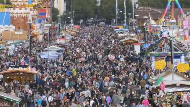 Вид зверху натовпу на центральній вулиці в місця проведення фестивалю Октоберфест. Баварія, Німеччина — стокове відео