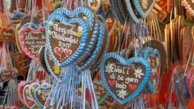 Geleneksel renkli Gingerbread kalp şeklinde Oktoberfest Festival, Bavyera, Almanya