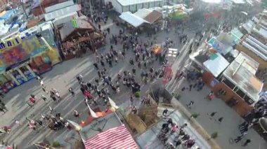 Cazibe mobil teslimi Sky sonbahar Tower Oktoberfest için yukarı kaldırarak. Bavyera