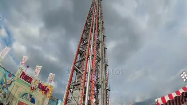Worlds tallest Attraction mobile drop Sky fall Tower on Oktoberfest — Stock Video