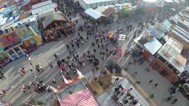 Podnosząc się na spadek mobilnych atrakcją Sky Tower upadek na Oktoberfest. Bawaria — Wideo stockowe