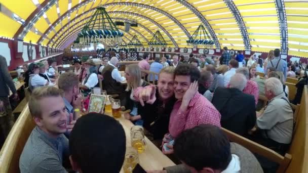 Ludzie celebracja Oktoberfest w osobny namiot z piwem. Bawaria, Niemcy — Wideo stockowe