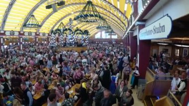 Büyük bira çadırında Ekim Festivali 'nin kutlaması. Bavyera, Almanya