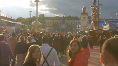 İnsan kalabalığı Oktoberfest festival merkezi cadde boyunca yürüyüş. Bavyera, Almanya