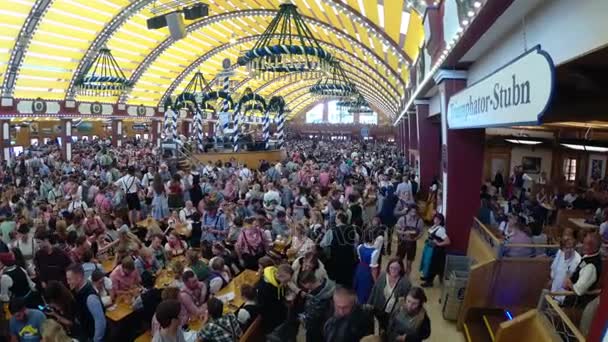 Oslava Oktoberfestu ve velkém pivním stanu. Bavorsko, Německo — Stock video