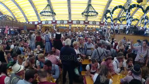 İnsanlar kutlama Oktoberfest büyük bira çadırda. Bavyera, Almanya — Stok video