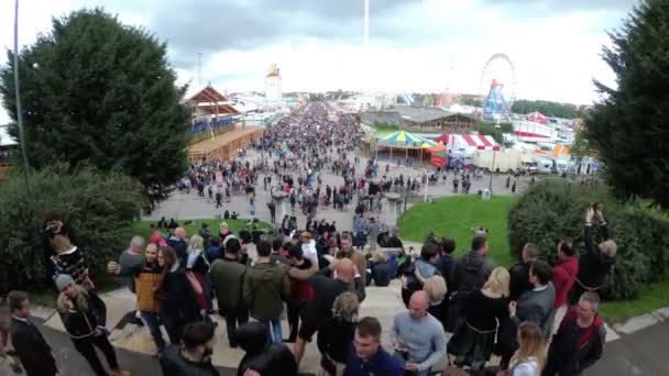 Widok z góry z tłumu na centralnej ulicy w Oktoberfest. Bawaria, Niemcy — Wideo stockowe