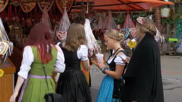 Oktoberfest festival alanı cadde boyunca yürüyüş Ulusal Bavyera elbiseli kadın. Bavyera, Almanya — Stok video