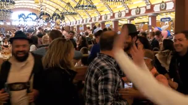 People Celebración del Oktoberfest en una gran tienda de cerveza. Baviera, Alemania — Vídeos de Stock