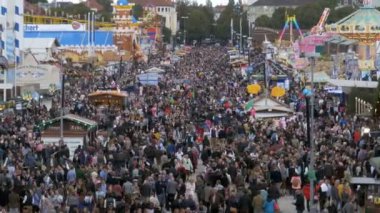 Oktoberfest Merkezi sokakta üstten görünüm kalabalık. Bavyera, Almanya