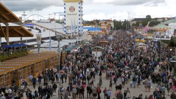 Panorama multitud de personas en la calle central en Oktoberfest. Baviera, Alemania — Vídeos de Stock