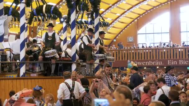Orkest band speelt in een groot bier tent op het Oktoberfest Festival. Beieren, Duitsland — Stockvideo