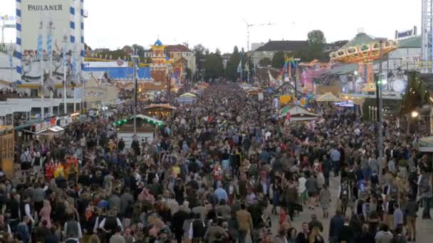 Vista superior da multidão na rua central em Oktoberfest. Baviera, Alemanha — Vídeo de Stock