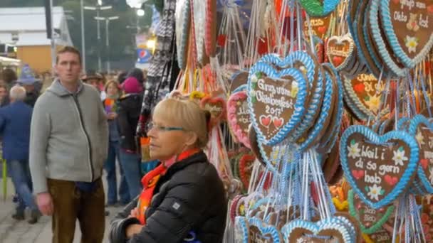 Traditionele peperkoek hart gevormde op het Oktoberfest Festival, Beieren, Duitsland — Stockvideo