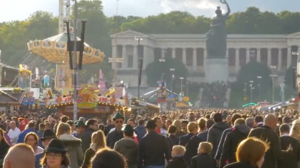 ओक्टोबर्फेस्ट उत्सव की केंद्रीय सड़क पर लोगों की भीड़ चल रही है। बवेरिया, जर्मनी — स्टॉक वीडियो