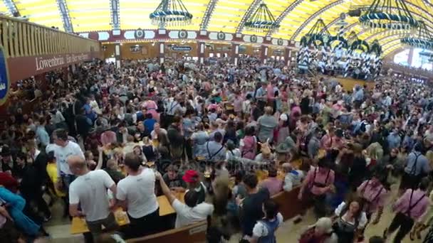 Pessoas Celebração de Oktoberfest em grande pub de cerveja. Baviera, Alemanha — Vídeo de Stock