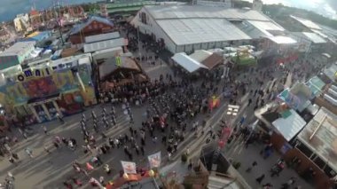 Serbest düşme mobil cazibe üzerinde gökyüzü sonbahar kule Oktoberfest için bırakın. Bavyera