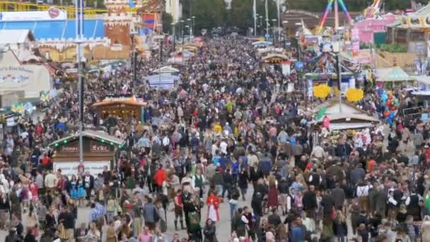 Widok z góry z tłumu na centralnej ulicy w Oktoberfest. Bawaria, Niemcy — Wideo stockowe