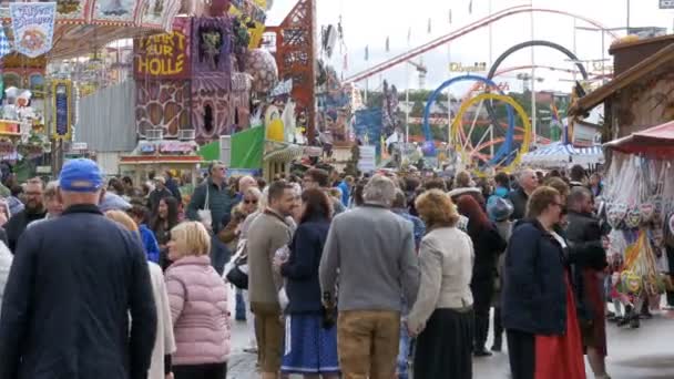 People in national Bavarian clothes walking along the street of Oktoberfest festival. Bavaria, Germany — Stock Video