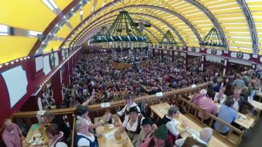 Büyük bira çadırında Ekim Festivali 'nin kutlaması. Bavyera, Almanya