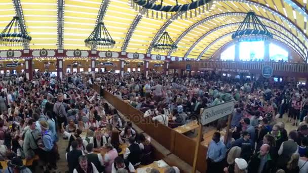 Pessoas Celebração de Oktoberfest em grande pub de cerveja. Baviera, Alemanha — Vídeo de Stock