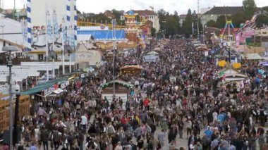 Oktoberfest Merkezi sokakta üstten görünüm kalabalık. Bavyera, Almanya