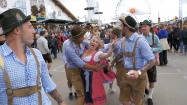 Ulusal giysiler içinde sarhoş insanlar sokak Oktoberfest eğleniyorlar. Bavaria, ağır çekim
