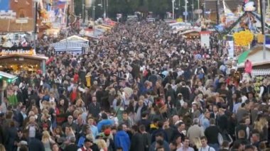 Oktoberfest Merkezi sokakta üstten görünüm kalabalık. Bavyera, Almanya. Ağır çekim