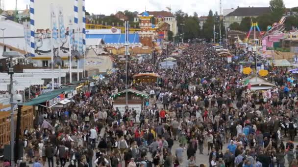 Blick von oben auf die Menschenmenge auf der zentralen Straße beim Oktoberfest. Bayern, Deutschland — Stockvideo
