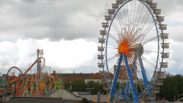 Pariserhjul roterar på festivalen Oktoberfest. Bayern, Tyskland — Stockvideo
