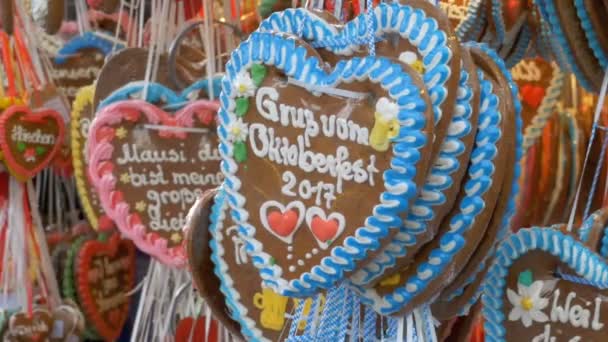 Corazón de jengibre colorido tradicional en forma de corazón en el Oktoberfest Festival, Baviera, Alemania — Vídeo de stock