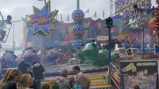 Oktoberfest Festival cazibe ana cadde üzerinde. Münih, Almanya. Ağır çekim — Stok video