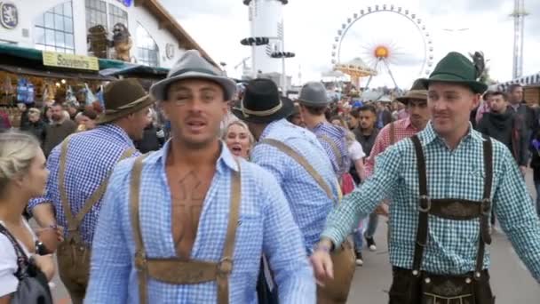 Pessoas bêbadas em roupas nacionais estão se divertindo na rua Oktoberfest. Baviera, Movimento Lento — Vídeo de Stock