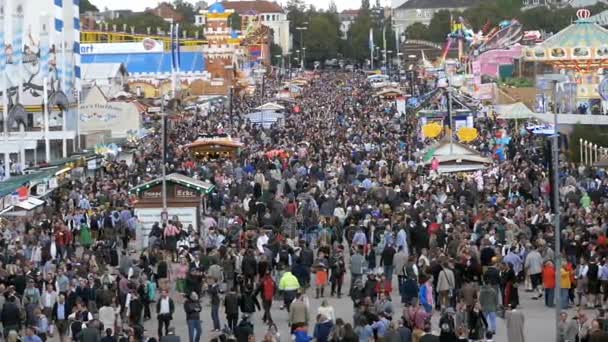 Blick von oben auf die Menschenmenge auf der zentralen Straße beim Oktoberfest. Bayern, Deutschland. Zeitlupe — Stockvideo