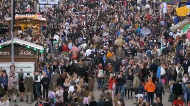 Widok z góry z tłumu na centralnej ulicy w Oktoberfest. Bawaria, Niemcy. Zwolnionym tempie — Wideo stockowe