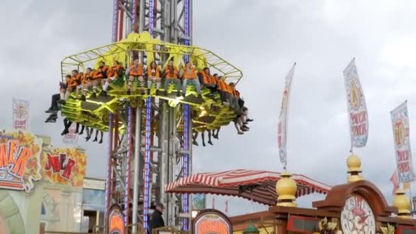 Mundo más alto Atracción móvil caída Sky fall Tower en Oktoberfest. Baviera. Moción lenta — Vídeos de Stock