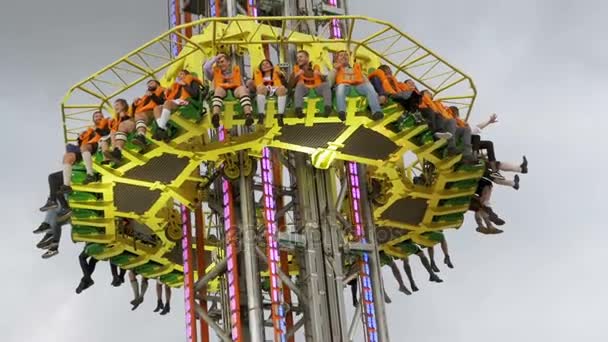 Mundo más alto Atracción móvil caída Sky fall Tower en Oktoberfest. Baviera. Moción lenta — Vídeos de Stock